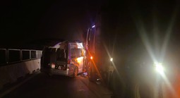 Tai nạn xe khách trên cao tốc, 4 người chết, 6 người bị thương