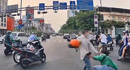 Hai người đàn ông đánh nhau giữa đường ở TPHCM đã đến trụ sở công an