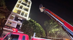 Cháy nhà nghỉ 8 tầng lúc rạng sáng, tạm giữ 1 đối tượng nghi phóng hỏa