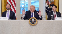 Tổng thống Donald Trump: NATO nên dẫn đầu để Mỹ có được Greenland!