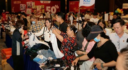 CLIP: Khách hàng tấp nập mua sắm hàng hiệu giảm giá đến 80% ở Cần Thơ