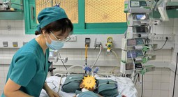 Chạy đua từng giờ cứu bé nhiễm virus nguy kịch