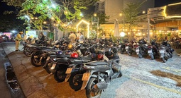 Hàng loạt quán ở TPHCM bị CSGT xử phạt do để xe lấn chiếm vỉa hè