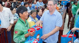 Tặng thẻ BHYT giúp đoàn viên, người lao động giảm bớt khó khăn khi khám chữa bệnh