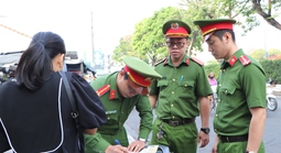 Công an phường Bến Thành xử lý hàng chục trường hợp lấn chiếm lòng đường, vỉa hè