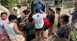 Nhiều người ở Đồng Nai "rồng rắn" xếp hàng chờ từng xô nước 