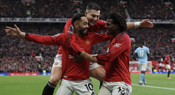 Quật ngã Man City, Man United "tặng quà" cho thầy mới Michael Carrick