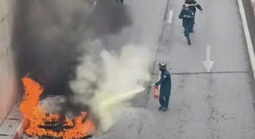 Xe ô tô Audi bốc cháy ngùn ngụt tại hầm chui