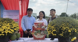 CLIP: Nữ bí thư xã cùng TikToker livestream bán cúc mâm xôi nở sớm cho nhà vườn