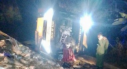 Xe khách lao xuống cống, lật nghiêng khiến 4 người tử vong