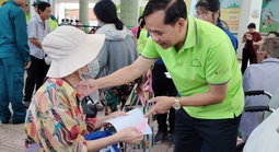 Chăm sóc sức khỏe miễn phí cho người cao tuổi, người yếu thế