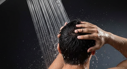 Ngày nắng, đêm lạnh và rủi ro từ thói quen tắm khuya