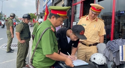 Xử lý nhiều hàng quán, người dân lấn chiếm vỉa hè, lòng đường Lê Văn Việt, TPHCM