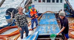 Phát hiện bất thường trong chiếc tàu cá có số hiệu 2 bên mũi tàu không trùng khớp