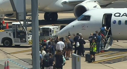 Máy bay quay đầu hai lần trên không ở Úc, hết va phải chim lại nổ máy phát điện