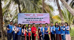 Xây 9 cầu giao thông nông thôn và trao tặng quà Tết cho bà con Vĩnh Long