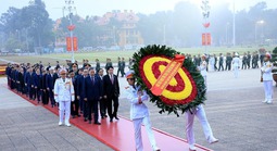 Hình ảnh Đại biểu dự Đại hội XIV vào Lăng viếng Chủ tịch Hồ Chí Minh