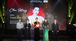 Tiến sĩ - NTK Quỳnh Paris trao giải “Nghệ sĩ có trái tim nhân ái vì cộng đồng 2025”