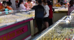 Giá vàng hôm nay 20-1: Tăng vọt do nhu cầu trú ẩn vốn an toàn