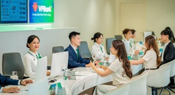 Không chỉ lãi khủng, ngân hàng này còn tăng lương rất mạnh cho nhân viên