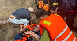 Ứng cứu kịp thời hai du khách nước ngoài bị sóng cuốn trôi