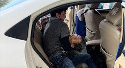 CSGT TPHCM hỗ trợ đưa người đàn ông đi cấp cứu