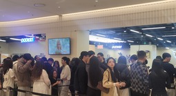 Trung tâm thương mại đông nghẹt, người dân phải xếp hàng dài