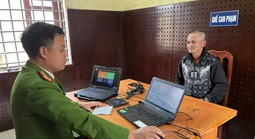 Người đàn ông mang theo bao tải, dùng xà beng cạy phá hòm công đức