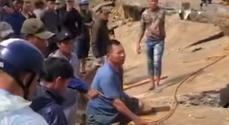 NÓNG: Sập bờ kè sông Ba, 4 người tử vong