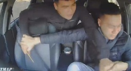 Rùng mình với clip hành khách dùng vật nhọn đâm liên tiếp vào mặt tài xế đang lái xe