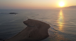 Cồn cát lạ xuất hiện ở cửa biển Nha Trang thu hút du khách tham quan