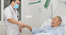 Người đàn ông đổ gục trên sân khi đang chơi tennis