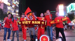 TPHCM: Phố đi bộ Nguyễn Huệ "rực lửa", tiếp sức cho U23 Việt Nam