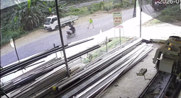 VIDEO: Xe máy chở ba người lao thẳng vào CSGT, một thượng úy bị thương nặng