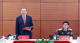 Đại biểu làm việc tại Đoàn, thảo luận các Văn kiện Đại hội XIV của Đảng