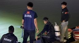 Quần thảo dưới sông Hương tìm kiếm 2 lượng vàng người dân đánh rơi