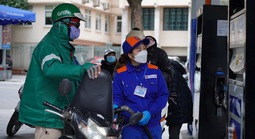 Giá xăng giảm nhẹ, dầu diesel tăng hơn 400 đồng mỗi lít