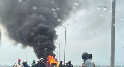 VIDEO: Nhiều người dân đứng xem xe ô tô cháy ngùn ngụt trên cầu