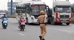 Thông tin TPHCM ngày 21-1: 3 khu vực CSGT chú trọng; 138 xe máy bị phạt nguội do leo vỉa hè