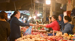 Cục trưởng đi kiểm tra hàng Tết, trực tiếp mua sản phẩm tại chợ