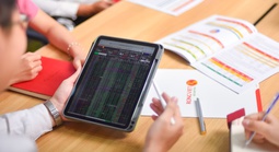 Chứng khoán Rồng Việt hai năm liền đạt doanh thu hơn 1.000 tỉ đồng, lãi năm 2025 trên 350 tỉ đồng