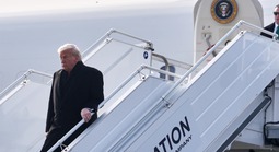 Ông Donald Trump đến Thụy Sĩ, nhiều người xếp hàng dài chờ ông phát biểu