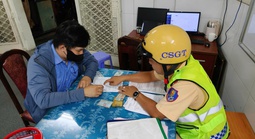 CSGT TPHCM tịch thu xe người đàn ông vi phạm 3 lỗi
