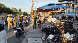 TPHCM: Lập lại trật tự lòng đường, vỉa hè ở đường Phạm Văn Bạch, Tây Thạnh