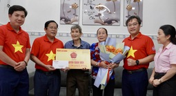 Báo Người Lao Động thăm, tặng quà cựu tù chính trị tại Côn Đảo