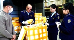 Kiểm tra một xe ô tô tải, phát hiện điều bất thường