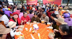 Acecook Việt Nam mang “Phở Yêu Thương” đến người dân vùng rốn lũ Hòa Thịnh