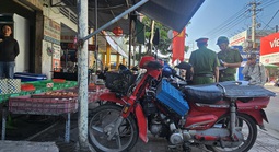 CSGT TPHCM ra quân xử phạt hành vi lấn chiếm vỉa hè, lòng đường ở phường Thuận Giao