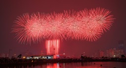 Biển người háo hức xem pháo hoa chào mừng Đại hội XIV của Đảng thành công rực rỡ