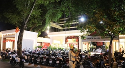 Đội CSGT Cát Lái ghi hình ngày đêm, xử lý việc lấn chiếm lòng đường, vỉa hè